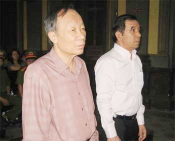 Huynh Ngoc Si (R) and Le Qua at the appellate hearing on March 17. Mr. Si was sentenced to six years in prison and Mr. Qua to five years for “abusing power while on duty.” (Photo: SGGP)