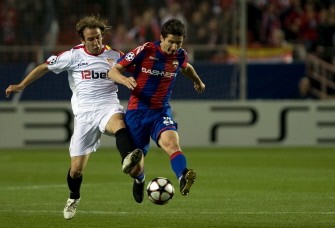 Sevilla's midfielder Diego Capel (L) vies with CSKA Moscow's Russian midfielder Evgeni Aldonin (R) during their UEFA Champions League football match on March 16, 2010. AFP photo