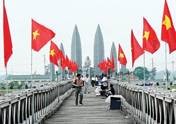 Historic Hien Luong Bridge (Photo:SGGP)