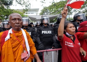 A Buddhist monk (L) and supporters of deposed Thai premier Thaksin Shinawatra shout slogans as they protest at the US embassy in Bangkok on March 17, 2010. AFP photo