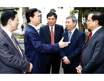 Prime Minister Nguyen Tan Dung (2nd L) speaks with Hanoi leaders on March 17