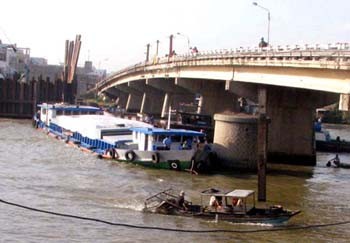 A 685-ton barge crashed into the Cai Rang Bridge in the Can Tho River on March 17, causing a waterway traffic jam that lasted for over four hours (Photo: SGGP)