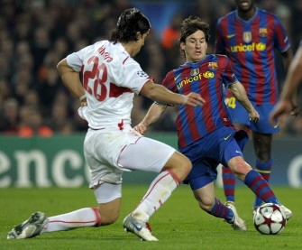 Lionel Messi (R) vies with Stuttgart's midfielder Sami Khedira (L) during the UEFA Champions League football match between Barcelona and Stuttgart at the Camp Nou stadium in Barcelona on March 17, 2010. AFP PHOTO