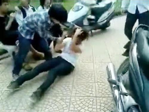 A screen-grab from the video clip in which Hanoi high school students participate in the beating of a female classmate