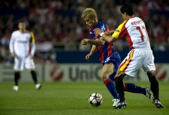 Sevilla's Brazilian midfielder Renato (R) vies with CSKA Moscow's Japanesse midfielder Keisuke Honda (L) during their UEFA Champions League football match on March 16, 2010. AFP photo