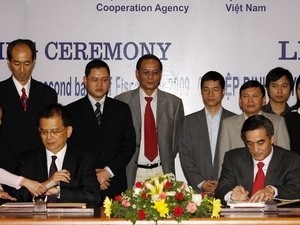 The signing ceremony in Hanoi Mar. 18, 2009
