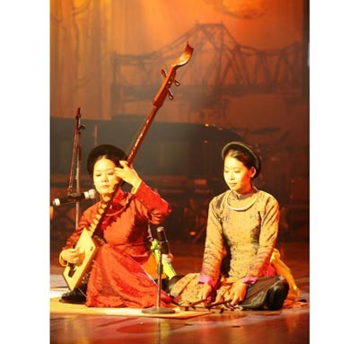 Two Ca Tru singers are performing. A school of Ca Tru makes its debut in Hanoi on March 18, helping preserve humanity’s intangible cultural heritage