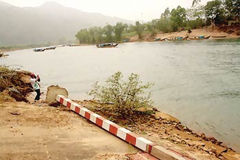 A post, felled due to severe land erosion, lies along the banks of the Son River. Due to the actions of some locals, the banks of the once majestic waterway are now extremely polluted and vulnerable to erosion. (Photo: SGGP)