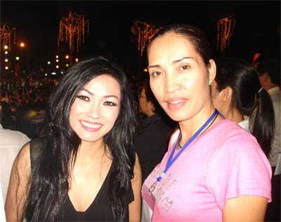 Singer Phuong Thanh (L) helped organize the opening ceremony of the Golden Cashew Binh Phuoc – Vietnam 2010 festival in Binh Phuoc Province. (Photo: Truong Son)