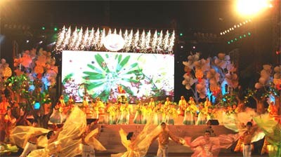 Performers dance onstage March 20 during the opening ceremony of the Golden Cashew Binh Phuoc – Vietnam 2010 festival in Binh Phuoc Province. (Photo: Truong Son)