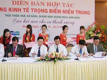 The signing ceremony for cooperation between five central provinces and the Ministry of Industry and Trade at a forum on March 20 in Quang Ngai Province. (Photo: NLD)