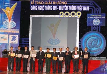 Recipients of the Vietnam ICT Awards 2009 stand on stage March 20 in Hanoi (Photo: ICT News)