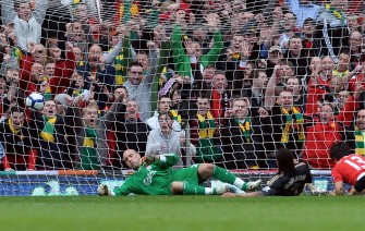 Park Ji-Sung (R) scores past Liverpool's Spanish goalkeeper Jose Reina during their English Premier League football match at Old Trafford on March 21, 2010. AFP PHOTO
