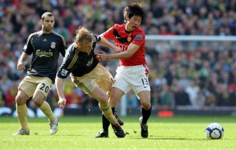 Liverpool's Dutch forward Dirk Kuyt (C) challenges Park Ji-Sung (R) during their English Premier League football match at Old Trafford on March 21, 2010. AFP photo