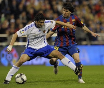 Lionel Messi (R) vies with Zaragoza's Italian Mateo Contini (L) during their Spanish League football match between Zaragoza and Barcelona on March 21, 2010. AFP PHOTO