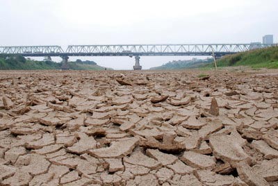 Drought seen in the Red River in Hanoi (Photo: SGGP)