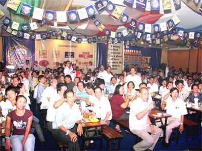 Beer lovers sample a variety of brews while watching a musical performance at the first Beerfest Saigon held last year at HCMC’s Windsor Plaza Hotel (Photo: Courtesy of the hotel)