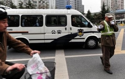 A police van full of policemen arrives at the Shanghai No.1 Intermediate People's Court in Shanghai on March 22, 2010 ahead of the trial. AFP photo