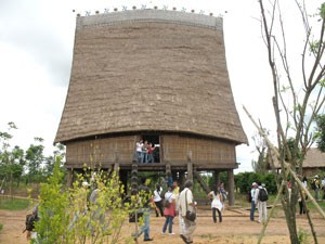 Vietnamese tourists visit a communal house in the Central Highlands. Travel Care, launched by HSBC Vietnam on Mar. 22, targets travelers. (Photo: Tuong Thuy)