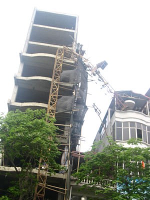 A view of the crane that broke seven storeys off the ground in Hanoi March 22. (Photo:Hanoimoi) A view of the crane that broke seven storeys off the ground in Hanoi March 22. (Photo:SGGP)