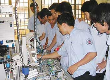Students receive training at the HCMC Vocational Training College. To close the gap between labor supply and demand, businesses should communicate their needs directly to training centers, experts say. (Photo: SGGP)