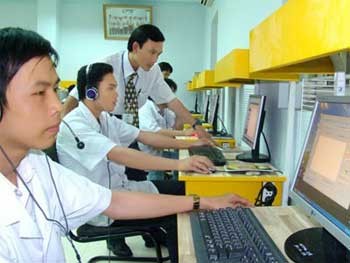 Software technicians at CPS Vietnam Company. The country is facing a serious dearth of high-quality human resources, forcing many investors to recruit foreign workers to replace unqualified local employees. (Photo: Thehetre)