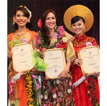 L-R: Indonesia’s Data Sili Pertiwi, the Philippines’ Jonavi Raisa B. Quiray, and Vietnam’s Que Tran pose on March 22 at HTV Station in HCMC following the Miss ASEAN TV Charming 2010 contest (Photo: MTO)