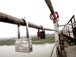 Locks hung on Long Bien Bridge (Photo: Thanh nien)