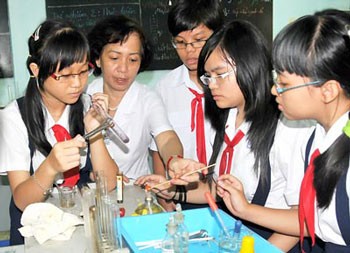 Students of Kim Dong Junior High School in HCMC are listening teacher's instruction in laboratory. (Photo:Sggp)