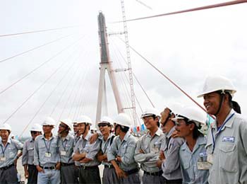 Vietnamese and Japanese engineers at the Can Tho Bridge site, which is nearly completed now and will be inaugurated on April 24 (Photo: SGGP)