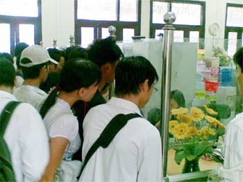 State-owned Hanoi University of Industry students line up to pay tuition fees for the 2009-2010 school year. Unlike public schools, many private universities have announced high tuition increases for the next school year. (Photo: Zing)