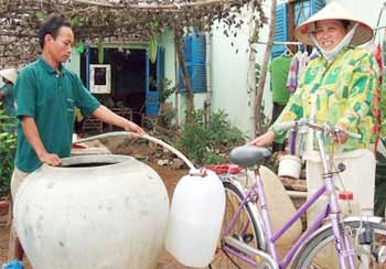 A resident in Thanh Phuoc Commune, Binh Dai District, Mekong Delta province of Ben Tre must buy expensive fresh water because of a drought and seawater intrusion in Mekong Delta. (Photo:SGGP)