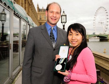 Vietnamese M.A. student Nguyen Thao Nguyen (R) receives Roscoe Medal.