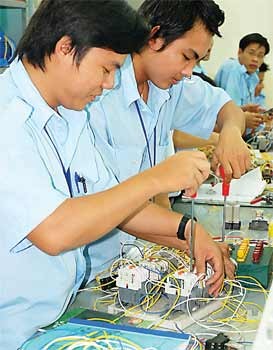 Students learn at the HCMC Technical Teacher Training University. When choosing a university, college, or vocational school, students must consider their interests and ability, said Dr. Nguyen Duc Nghia of the HCMC National University. (Photo: SGGP)