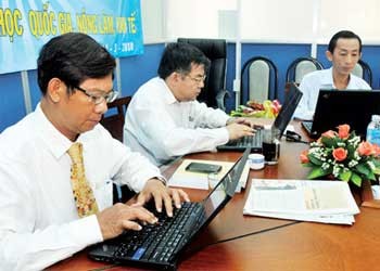 (From left) Dr. Nguyen Duc Nghia, Dr. Huynh Thanh Hung, and Associate Prof. Tran Hoang Ngan at the online consultation held by SGGP Online on March 24 (Photo: SGGP)