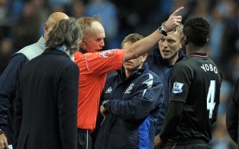 David Moyes (2nd R) and Roberto Mancini (2nd L) are sent off by Referee Peter Walton (3L) during the English Premier League football match between Manchester City and Everton on March 24, 2010. AFP PHOTO