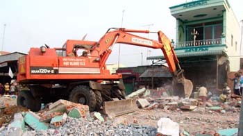 Site clearance work is carried out March 24 to build a detour around the collapsed section of Highway 91 in An Giang Province (Photo: Tuoi Tre)