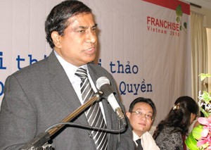 Dr. T Chandroo, vice chairman of Franchising & Licensing Association Singapore, speaks at Thursday’s press briefing in Ho Chi Minh City (Photo: Tuong Thuy)