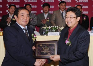 Vietnam Football Federation president Nguyen Trong Hy (L) presents a sponsorship certification to 4 Oranges marketing director Chalermsak Pimolsri during Thursday’s signing ceremony (Photo: N.Y)