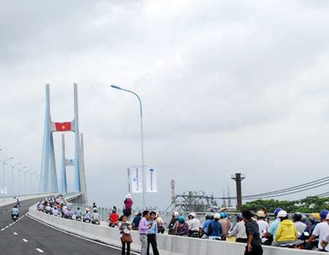 Phu My Bridge opens to traffic on September 9, 2009.