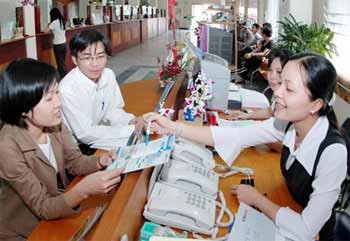 Customers at VIBank in Hanoi. Many businesses say they cannot afford negotiable lending rates that have increased to as much as 18 percent. (Photo: SGGP)