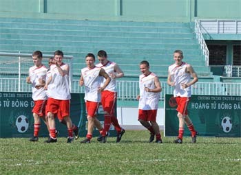 Liverpool boys practicing on Thong Nhat groud, district 10 before the friendship match against Vietnamese SC boys (Photo: VBC)