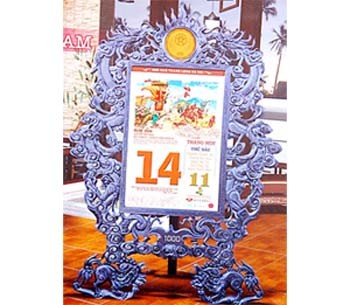 Vietnam’s largest tear-off calendar made of silk. The project was presented in HCMC on March 25 and will be displayed in Hanoi from October 9. (Photo: SGGP)