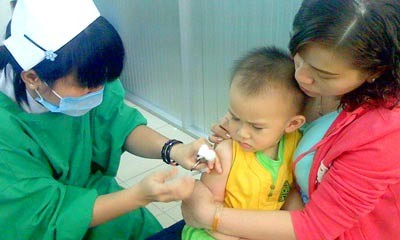 Following reports that the diarrhea vaccine Rotarix contains a pig virus called porcine circovirus 1, or PCV1, Vietnamese parents hesitate to take the vaccine for their children ( Photo: SGGP)