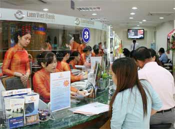 Customers perform transactions at a LienViet Bank branch. PM Nguyen Tan Dung has asked commercial banks to prioritize lending funds for key projects and follow up to ensure lending efficiency. (Photo: baocongthuong.com.vn)