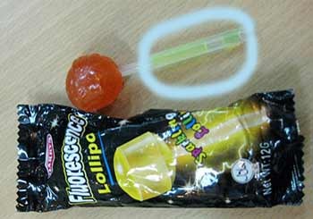 A fluorescent lollipop containing Polyaromatic hydrocarbon (PAH) in the stick, which makes it glow. The substance is highly toxic and can cause cancer and gene mutation. (Photo: SGGP)