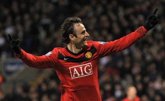 Dimitar Berbatov (2nd L) celebrates scoring the second goal of the English Premier League football match between Bolton Wanderers on March 27, 2010. AFP PHOTO