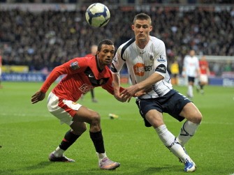 Bolton Wanderers' Gary Cahill (R) vies with Manchester United's Nani (L) during their English Premier League football match on March 27, 2010. AFP PHOTO