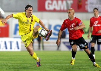 Zlatan Ibrahimovic (L) competes with Mallorca's Portuguese defender Nunes during their Spanish league football match on March 27, 2010. AFP photo