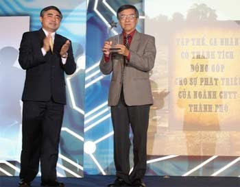 Dr. Nguyen Trong (R), head of ISPACE vocational college, receives the sole “individual” award at the 2nd HCMC ICT Awards on March 27 (Photo: The Gioi Vi Tinh)